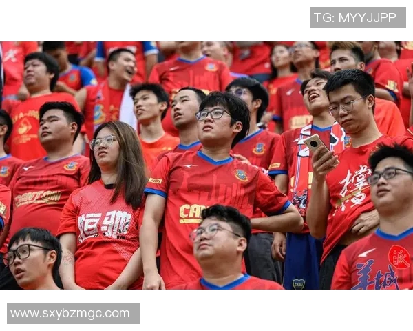 一代足球巨星告别赛场退役瞬间感动无数球迷泪洒看台