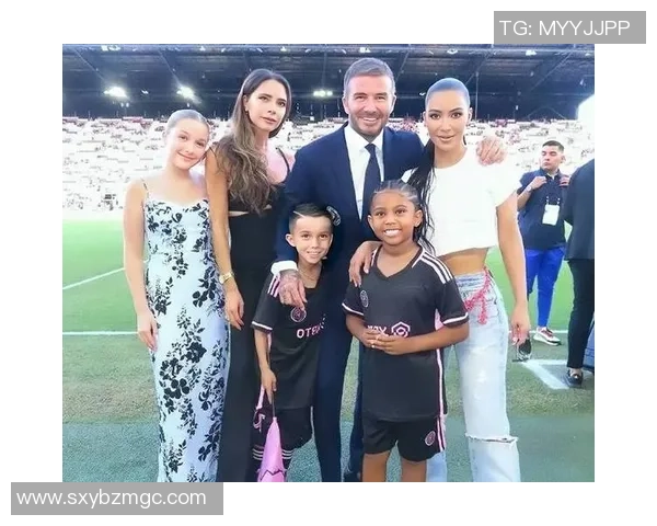 足球巨星齐聚一堂，星光璀璨合影见证传奇时刻